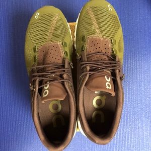 Stylish On Cloud sneakers